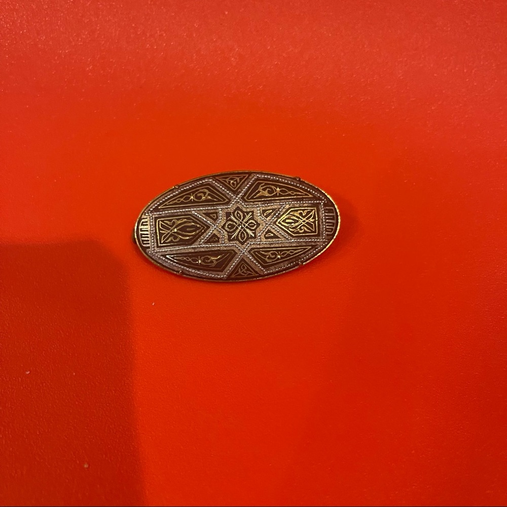 Vintage Gold Brooch with Design - Picture 7 of 8
